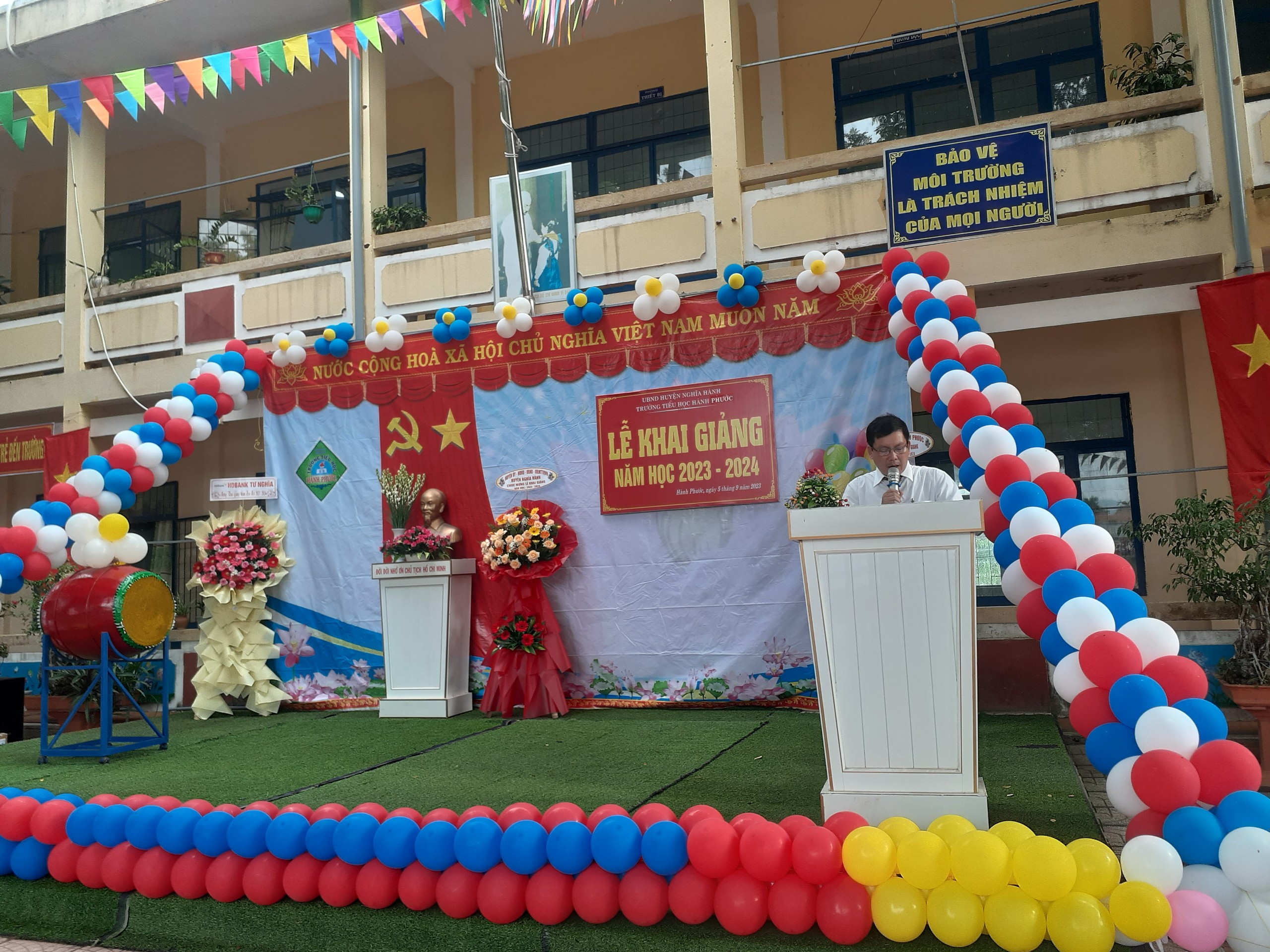 Thầy Hoàng Đình Cường-Bí thư Chi bộ-Hiệu trưởng nhà trường đọc diễn văn khai giảng năm học mới.